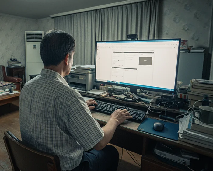 늦은 시간까지 혼자 업무를 처리하는 현실